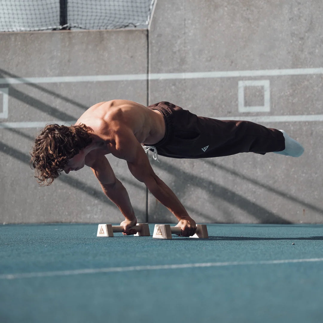planche_on_parallettes